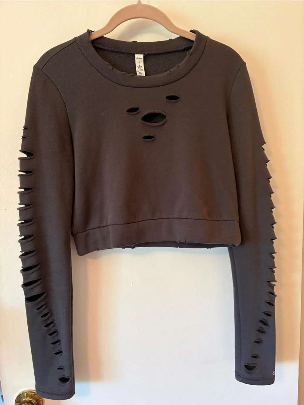 ALO Yoga - Ripped Warrior Cropped Crew Sweatshirt